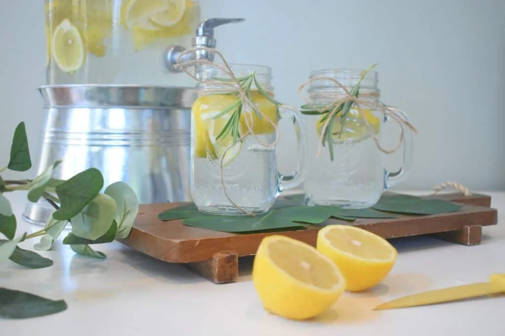 quelques citrons posés sur une planche à découper