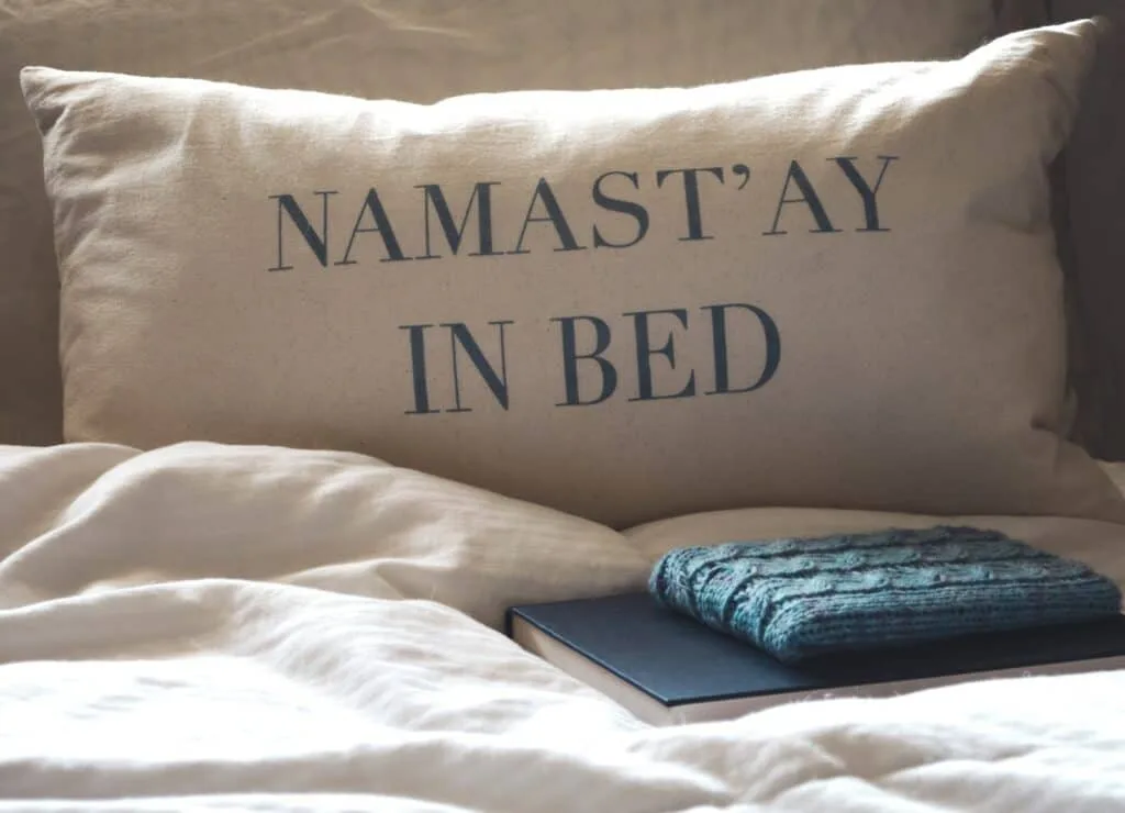 un ordinateur portable sur un lit
