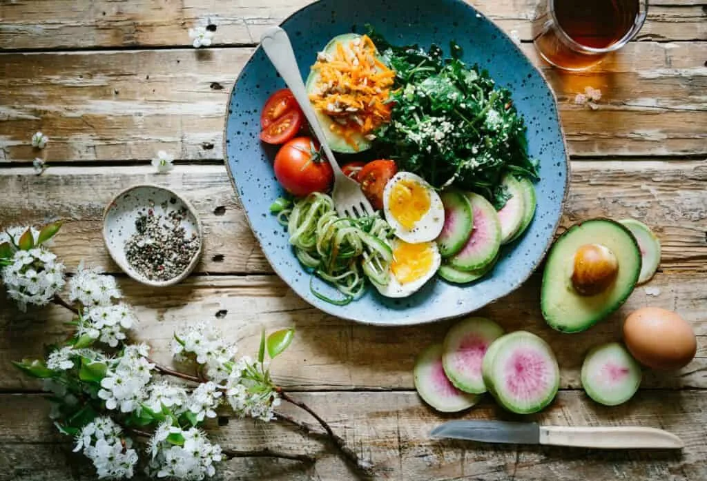 œuf poché aux légumes et tomates sur plaque bleue