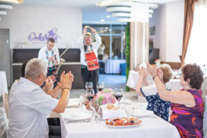 Guests applaud traditional musicians at restaurant celebration